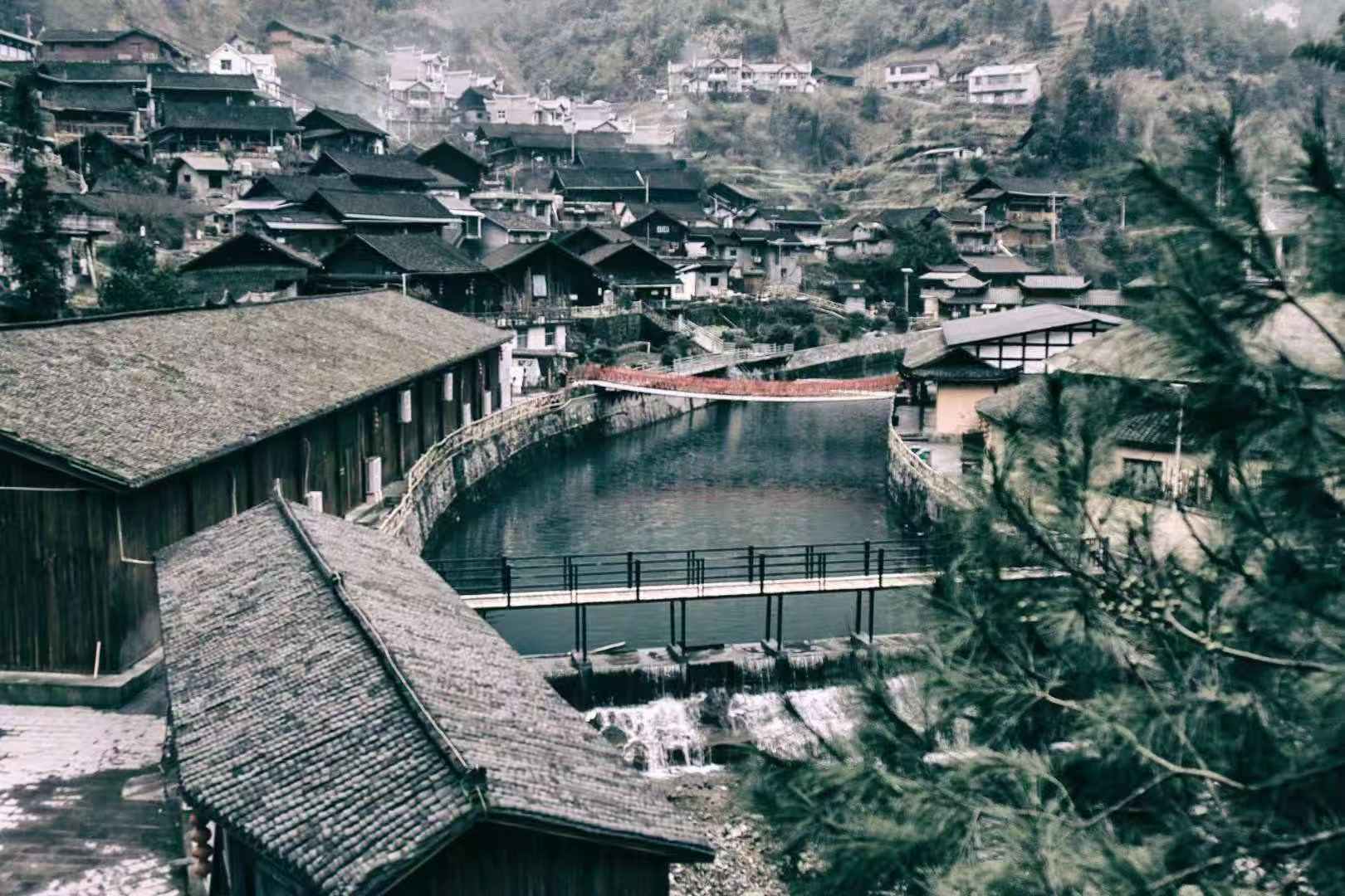 夯吾苗寨寨貌全景——山谷中的木质吊脚楼群