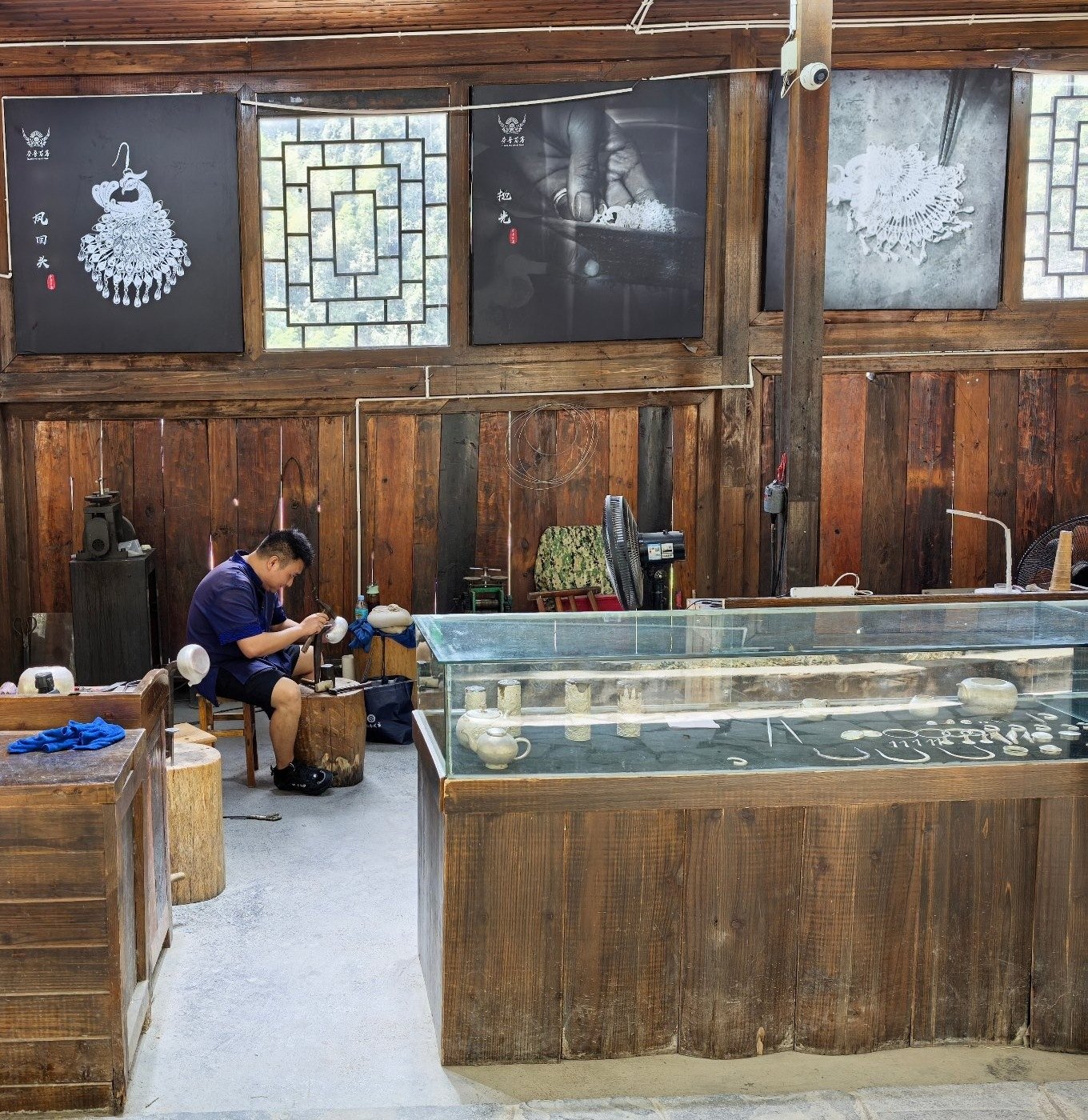 夯吾戎寨上区非遗工坊——银匠现场锻制银器